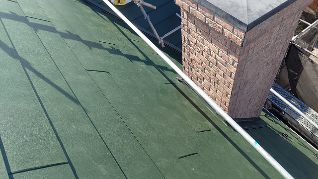 スレート屋根から横暖ルーフを使った屋根カバー工事を行いました！川口市屋根カバー工事　横暖ルーフαｓ　ニチハ　センタールーフ　スレートボロボロ　ガルバリウム鋼板　